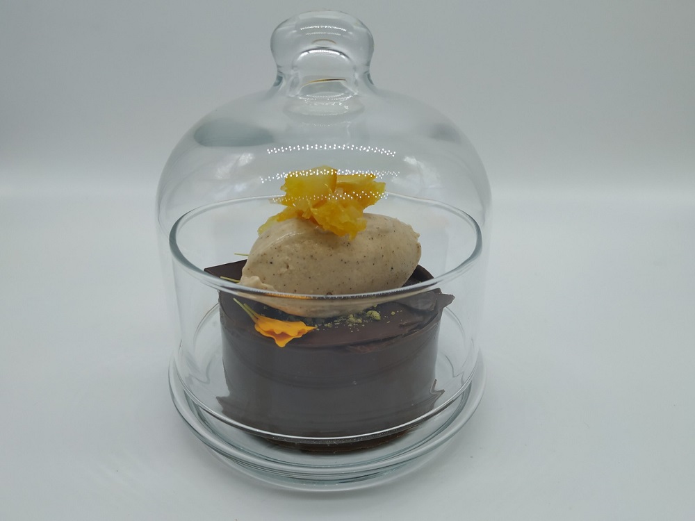 Mousse de chocolate, corazón de praliné de avellana y helado de panettone