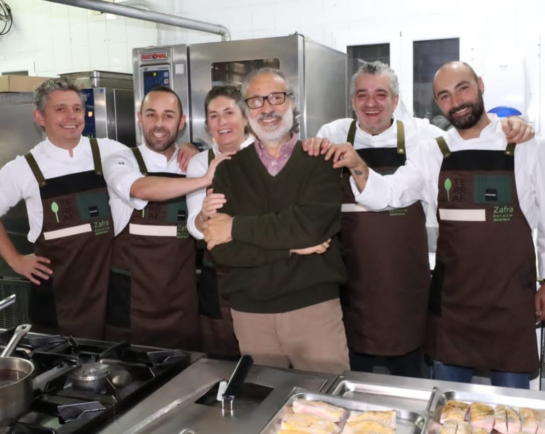 Álvaro Garrido, Ricardo Sotres, Maca de Castro, Dani Carnero y Benito Gómez enmarcan al maestro Manolo de la Osa