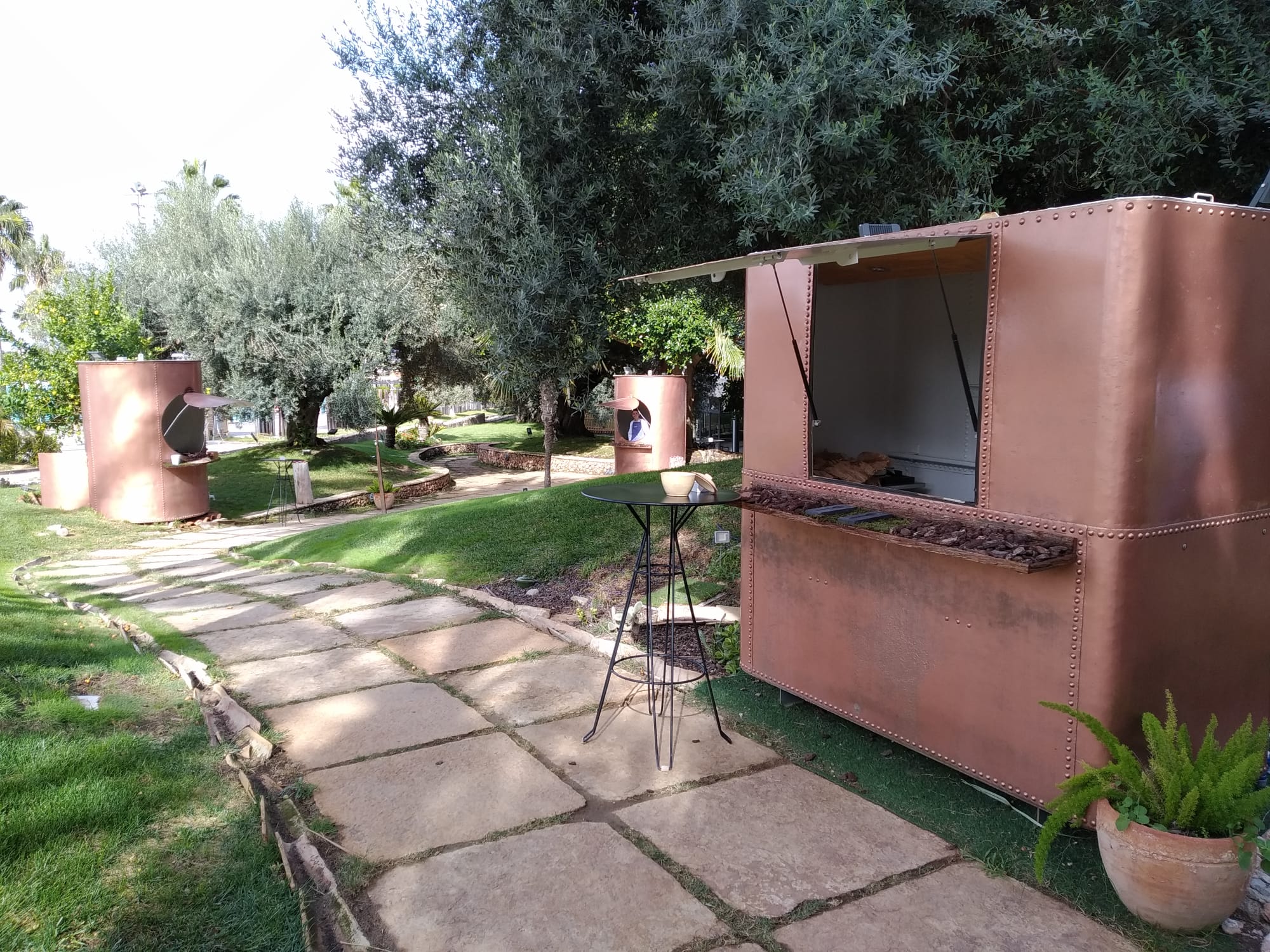 antiguos depósitos de aceite reconvertidos en casetas gastronómicas