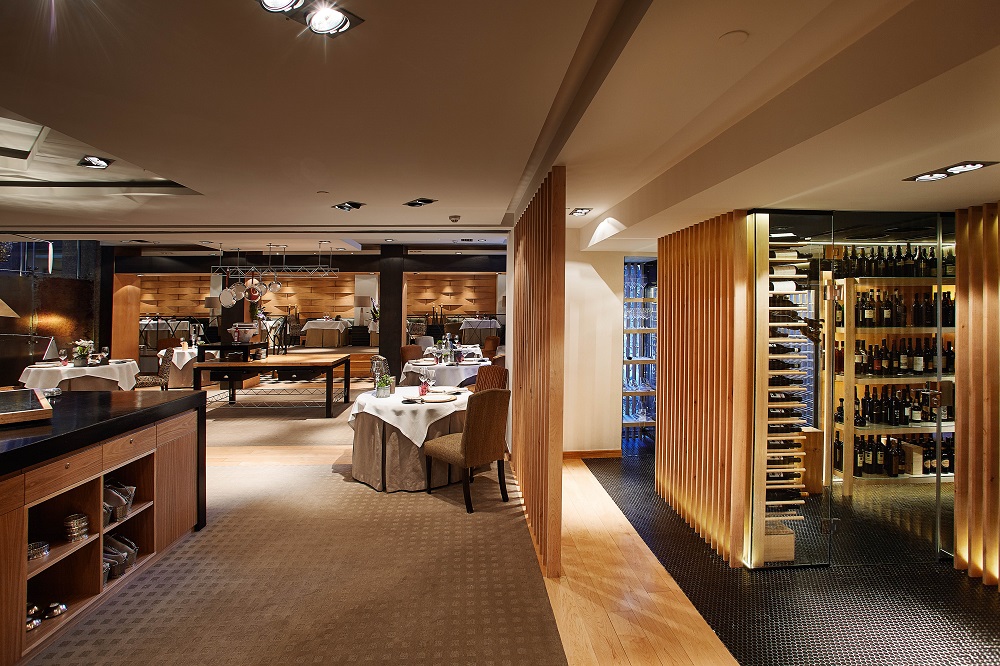 Sala y bodega del restaurante Santceloni