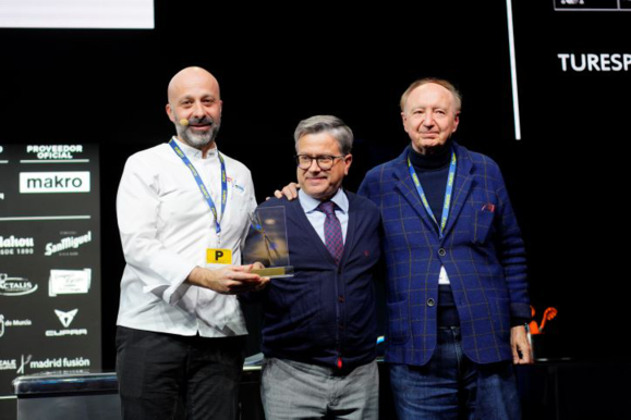 Niko Romito (a la izquierda), con su trofeo de Cocinero del Año