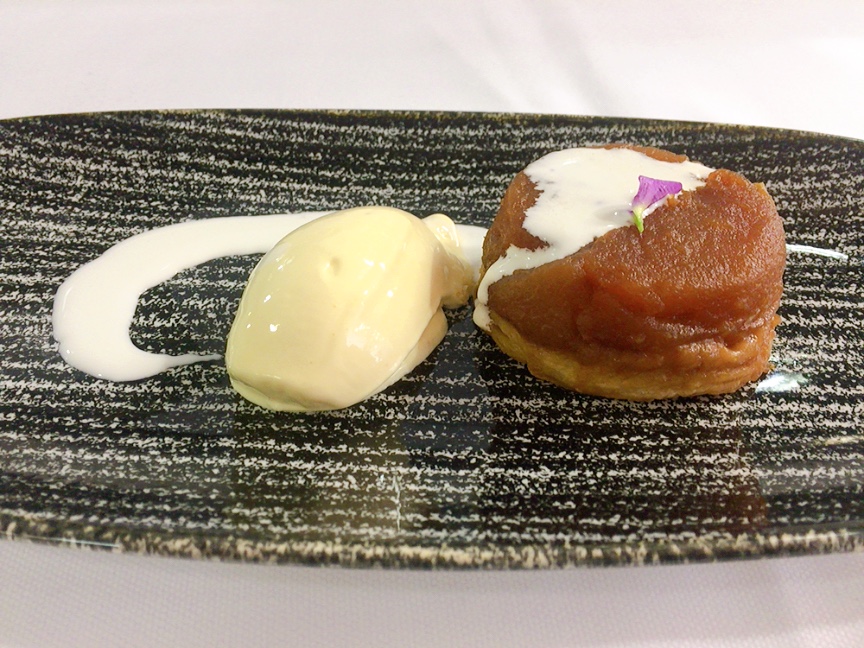 Tatin de manzana con helado de azafrán