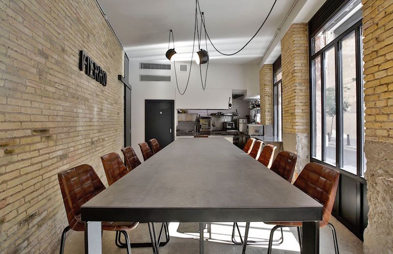 La sala y la mesa única de Fierro en Valencia