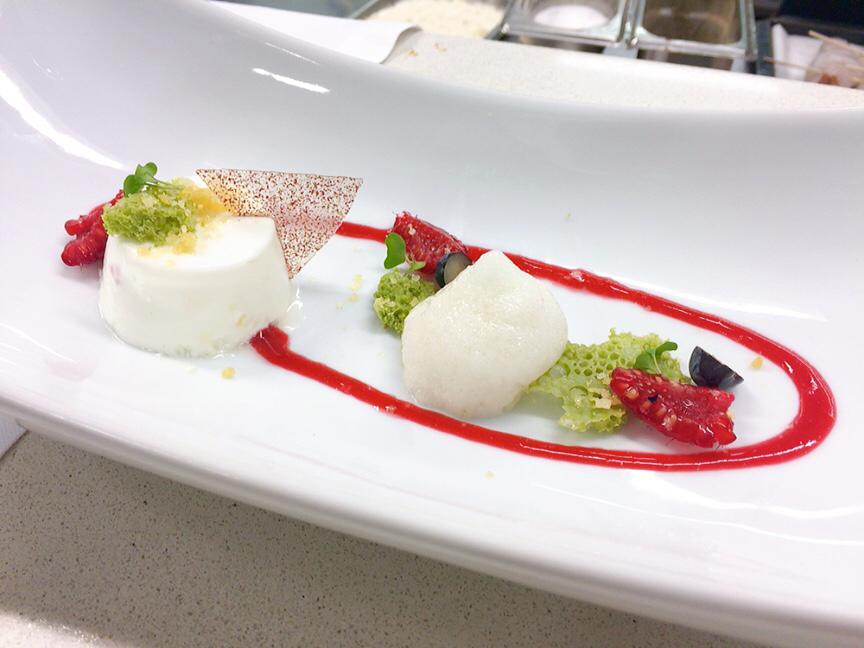 Cuajada de yogurt con fruta de la pasión, frutos rojos y caramelo picante