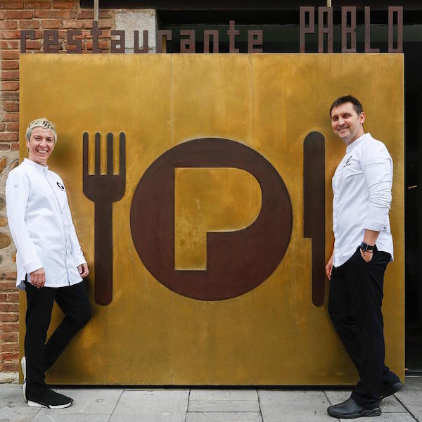 Yolanda Rojo y Juanjo Losada posan frente al acceso a su restaurante Pablo en León