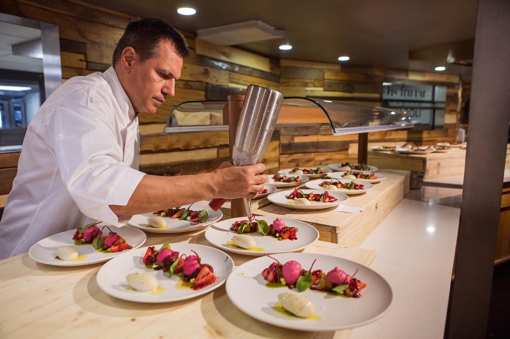 Oriol Castro, cocinando en La Cabana del Pla de Espiolets del sector Soldeu de Grandvalira