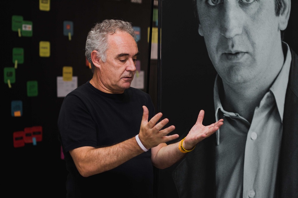 ferran adria ante una retrato de Juli Soler.