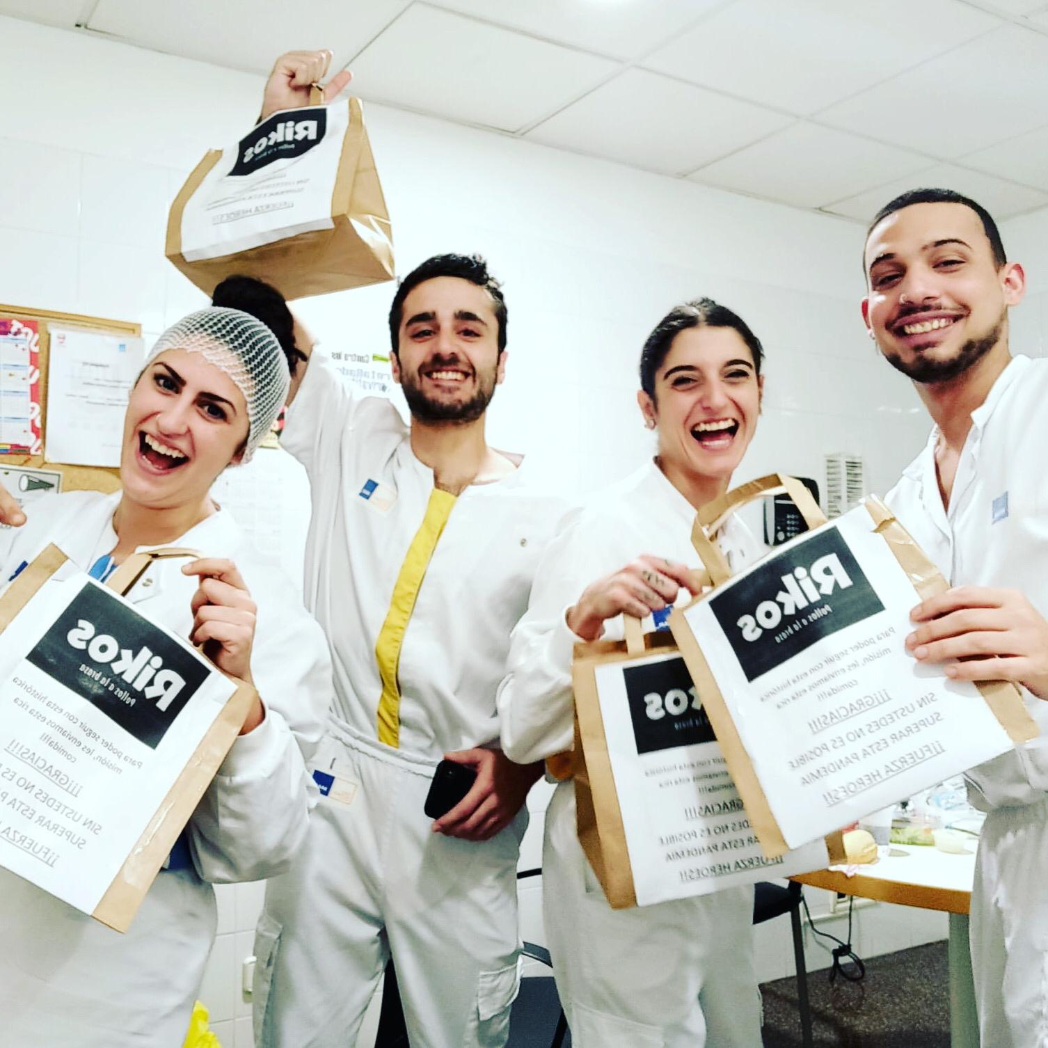 Sanitarios felices con su comida
