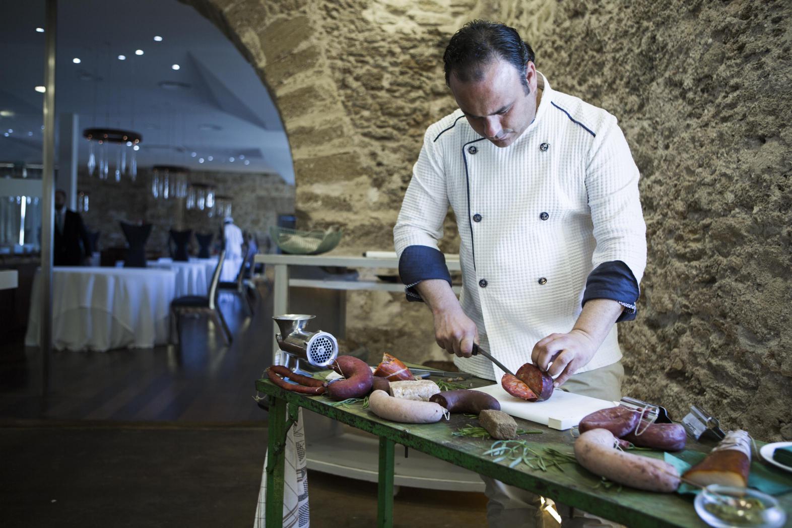 El chef y sus embutidos marinos