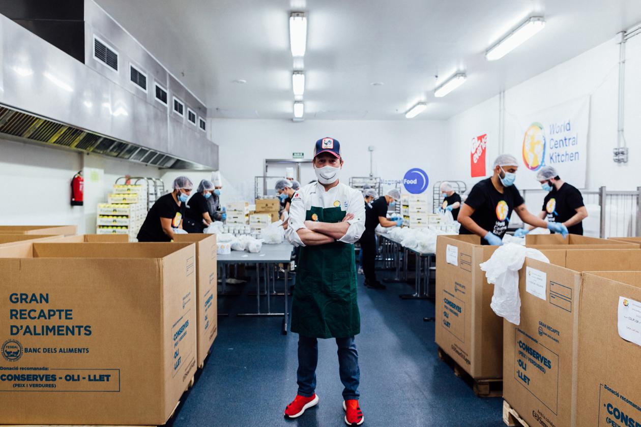 Carles Tejedor en las cocinas del CCIB. Foto: @bancdelsaliments @flaminiapelazzi