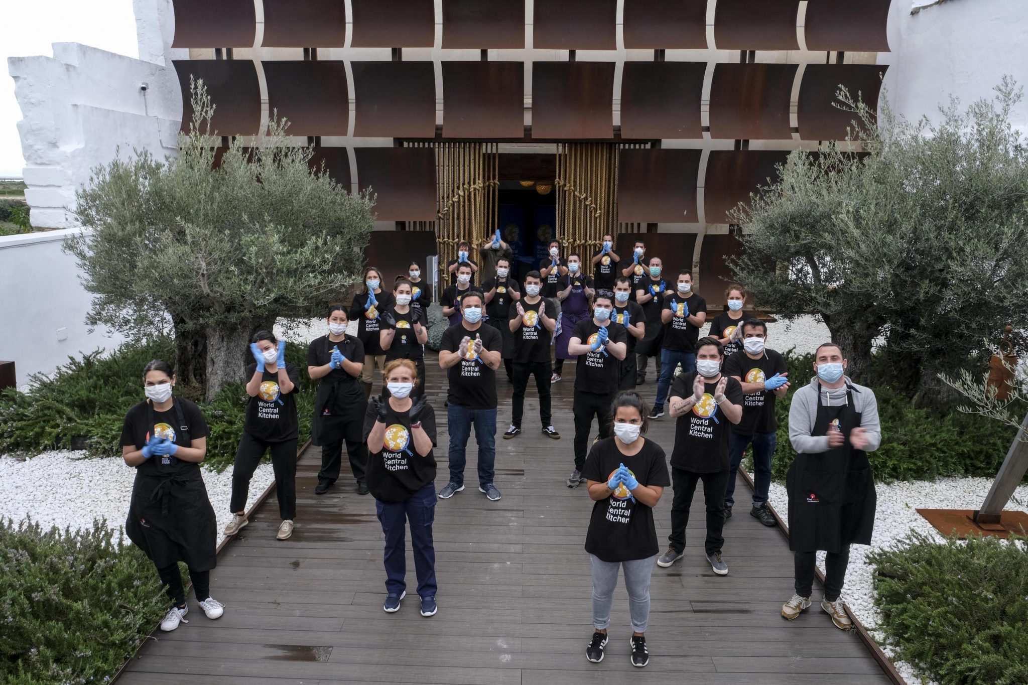 El equipo de World Central Kitchen de Cádiz, a la entrada de Aponiente