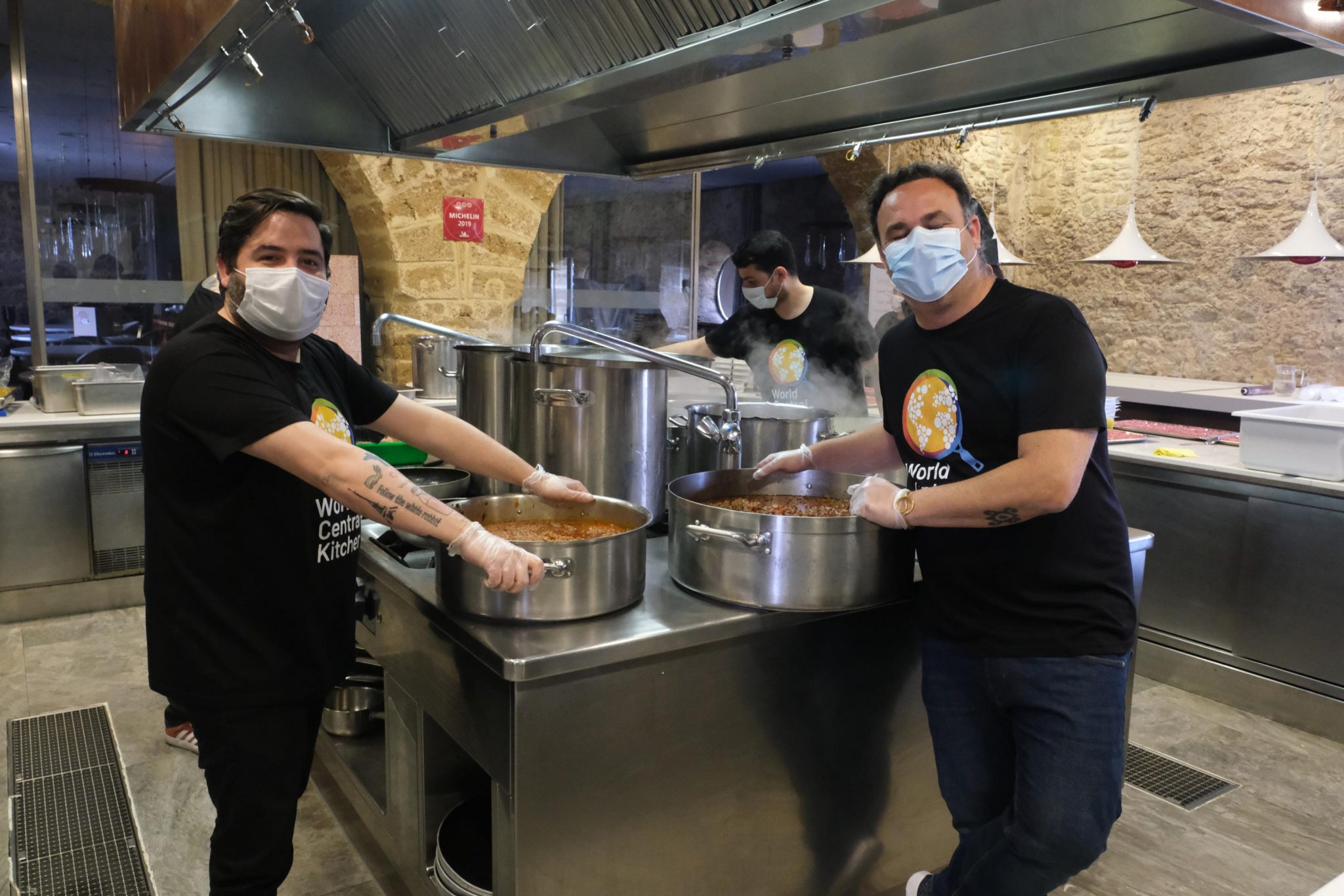 Ángel León (a la derecha) y Juanlu Fernández, estos días en las cocinas de Aponiente con el proyecto World Central Kitchen