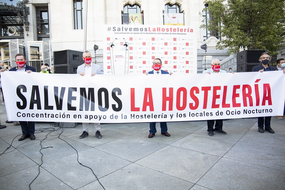 De izquierda a derecha: Juan José Blardony, director General de Hostelería de Madrid; Ramón Más, presidente de España de Noche; José Luis Yzuel, presidente de Hostelería de España; Tomás Gutiérrez, presidente de Hostelería de Madrid, y Javier Olmedo, presidente de la Plataforma por el Ocio, en la concentración de hoy.