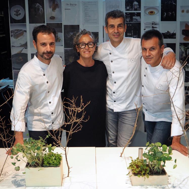 Eduard Xatruch, Merche Alcalà, Mateu Casañas y Oriol Castro junto a la mesa