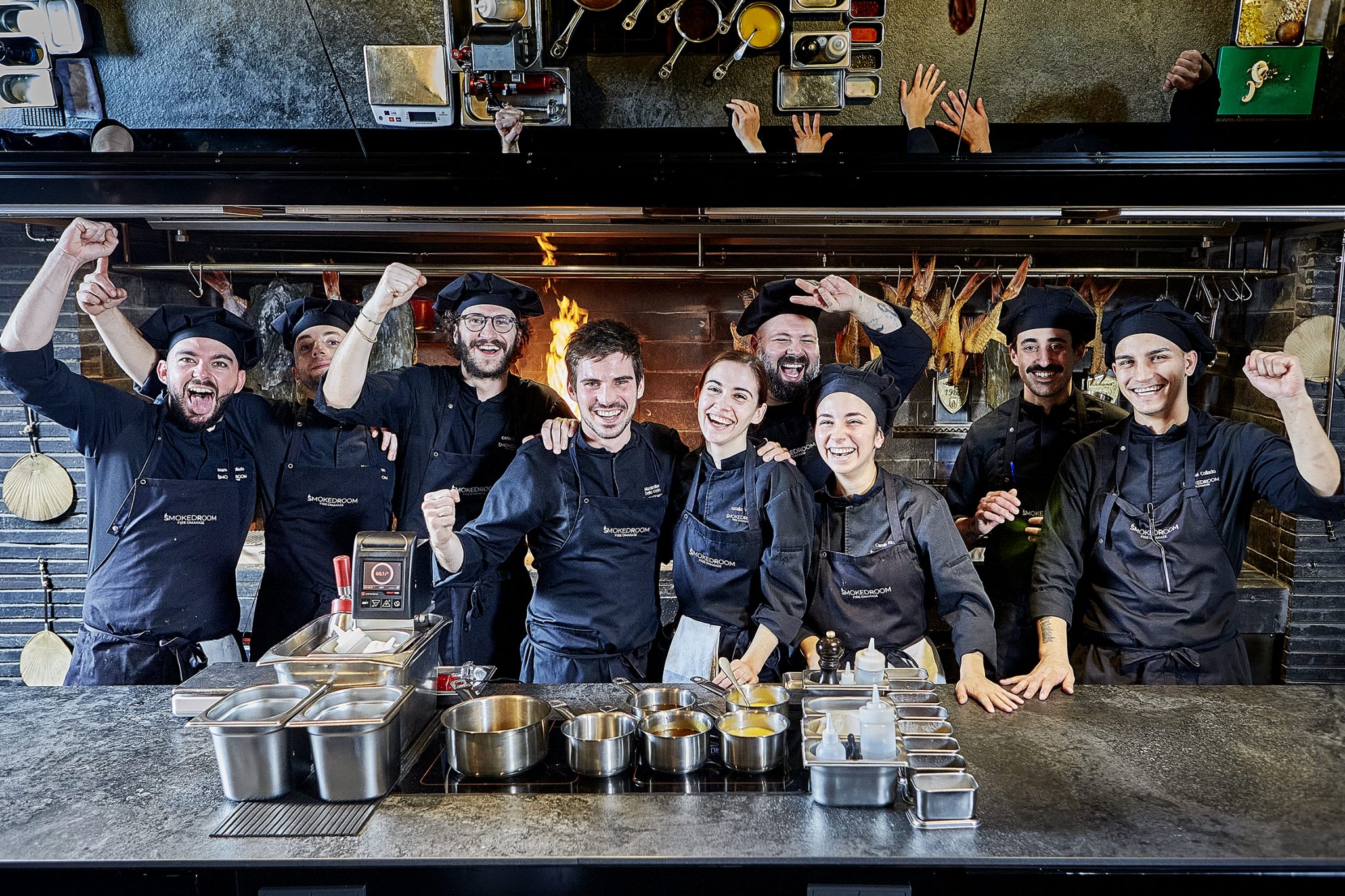 Equipo de cocina de Smoked Room con Massimiliano Delle Vedove al frente