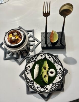 Gelée de espinacas con aguacate y tosta con gamba macera en vinagre de algarroba.
