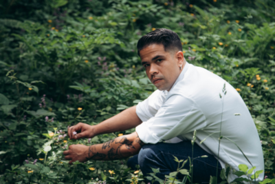 Jorge Asenjo recogiendo plantas silvestres junto a su restaurante
