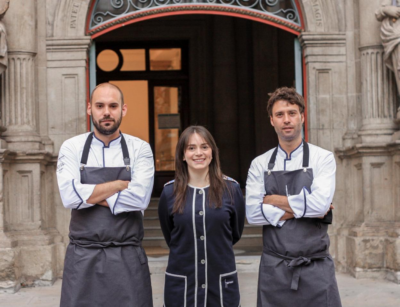 El equipo de Hamabi en la puerta del restaurante. Foto: Diario Vasco