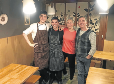 Propietarios y equipo de Lanbroa en el restaurante. Foto: Diario Vasco