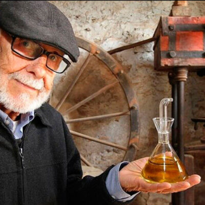 Rafael Marquina y su diseño, la aceitera