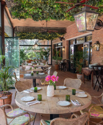 La Catalina disfruta también de terraza y un espacio al aire libre resguardado del calor gracias a la sombra de los árboles