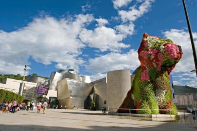Islares se encuentra frente al Puppy del Museo Guggenheim (Bilbao). Foto: Museo Guggenheim