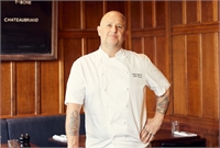 Matthew Brown lidera la cadena de restaurantes de carnes número 1 del mundo.