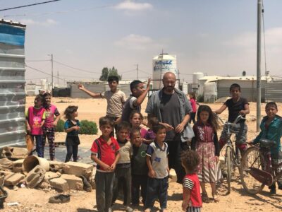 Andrés Torres rodeado de niños en uno de los países que recibe la ayuda de su ONG