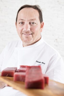 Damián Ríos con un plato de atún