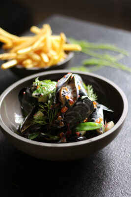 Mejillones con patatas fritas en Fiske Bar