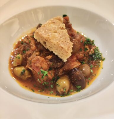 Pulpo guisado con tomate y aceitunas. Foto: Alberto Luchini.
