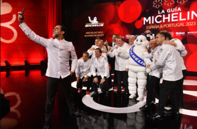 El tradicional selfie de Quique Dacosta con los triestrellados. Foto: Guía Michelin