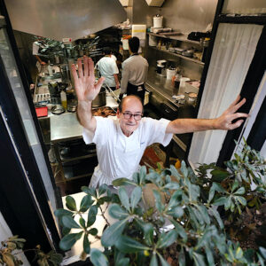 Hilario Arbelaitz se despide desde la ventana de la cocina de Zuberoa. Foto: Julián Méndez.
