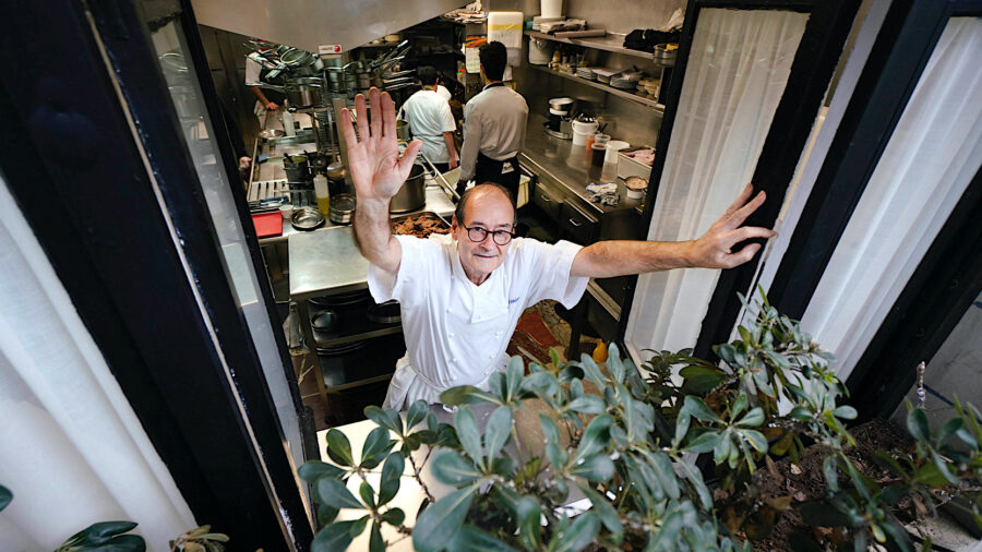 Hilario Arbelaitz se despide desde la ventana de la cocina de Zuberoa. Foto: Julián Méndez.