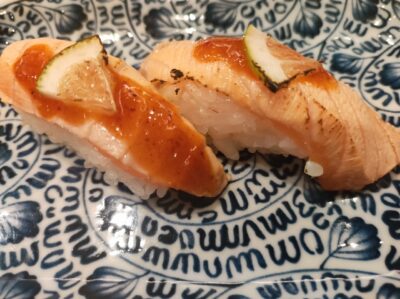 Nigiri de salmon con kimuchi y lima. Foto: Alberto Luchini.