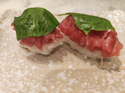 Nigiri de toro con hoja de wasabi. Foto: Alberto Luchini.