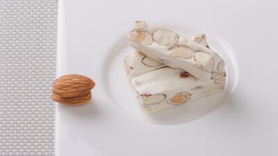 Uno de los ingredientes principales del turrón es la almendra.