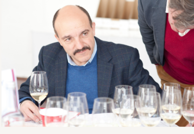 Gérard Basset en una cata de vinos.