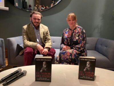 La familia Basset con el libro de Gérard Basset.