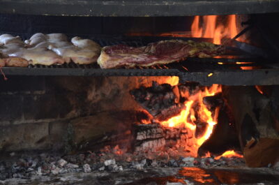 Las Dos Rutas también trabaja la parrilla.