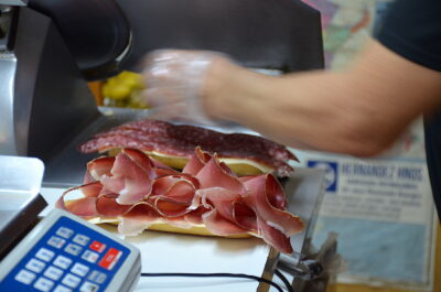 José Luis montando un sandwich de jamón.