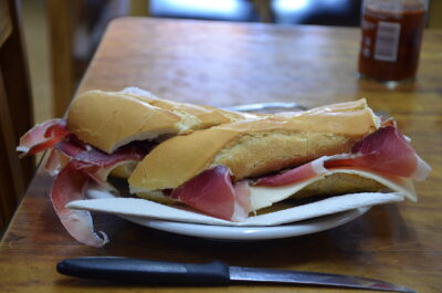 sandwich de jamón y queso de Las Dos Rutas.