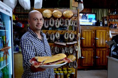 José Luis Ablando muestra un sandwich de jamón y queso.