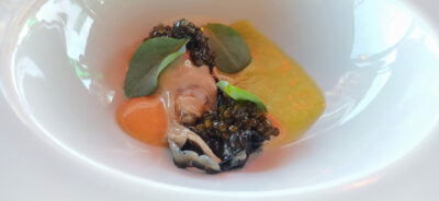 Ostra del río Eo con caviar ahumado.