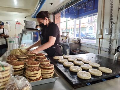 Doña Paty prepara tortas en La Tonina