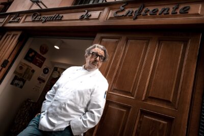 Juanjo López Biedma en la puerta de La Tasquita de Enfrente. 