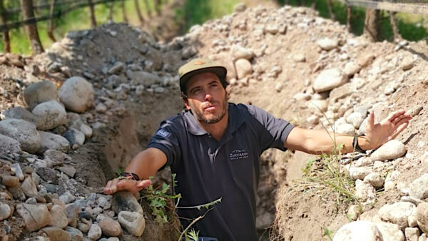 Sebastian en una de las centenares de calicatas que puntean los vinedos de la bodega. El estudio profundo de los suelos es fundamental para alcanzar ese nivel de precisión.