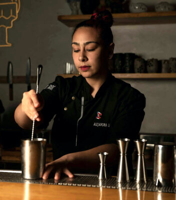Alejandra León prepara un cóctel en la barra de Lady Bee.
