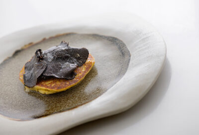 Blini de patata, queso cremoso y lascas de trufa. Foto: Vicugo.
