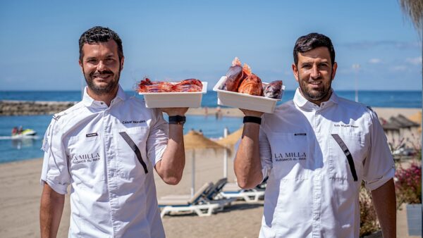 César Morales (izquierda) y Luis Miguel Menor, en el Chiringuito La Milla